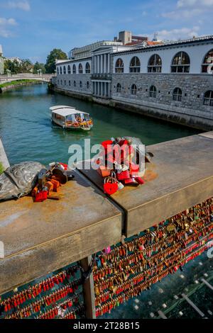 Liebhaber haben ihre Liebe symbolisch auf der Metzgerbrücke (Liebesbrücke), einer Fußgängerbrücke über den Fluss Ljubljanica in Ljubljana, der Capi, gesichert Stockfoto