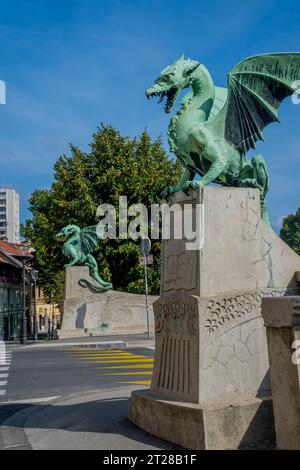 Drachenstatuen auf der Drachenbrücke über den Fluss Ljubljanica im alten Ljubljana, Slowenien. Stockfoto