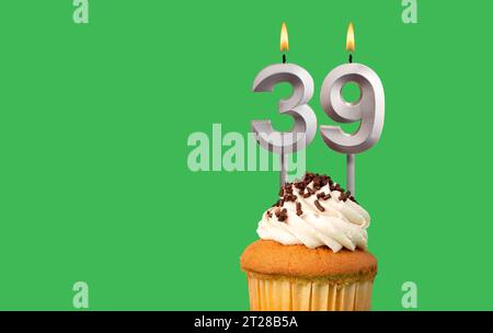 Geburtstagskarte mit Kerze Nummer 39 - Cupcake auf grünem Hintergrund Stockfoto
