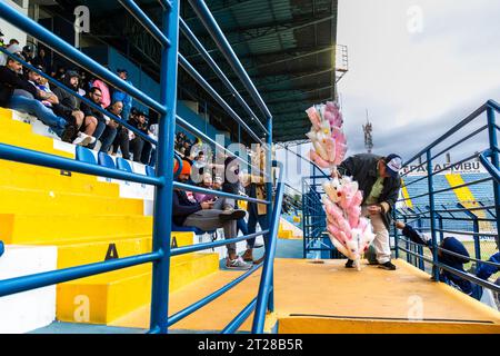 Marilia, Sao Paulo, Brasilien, 27. August 2023. Ein Straßenverkäufer mit Zuckerwatte arbeitet an den Ständen des Bento de Abreu Stadions in der zentralen Region von t Stockfoto