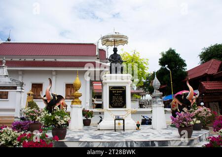 Statue des Königs Naresuan Great oder Somdet Phra Naresuan Maharat Denkmal für thailänder Reise Besuch und Respekt betenden Segenswunsch im Wat Khao DIN Stockfoto