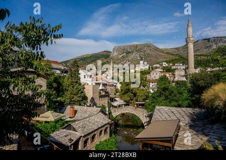 Blick auf die Kriva Cuprija (Crooked Bridge) über den Radobolja Fluss, eine kleine und alte Steinbrücke in Mostar, Bosnien und Herzegowina, erbaut 1558 von Stockfoto