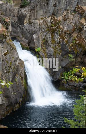 Upper Falls im McCloud River Canyon im Siskiyou County Kalifornien in sanftem, glattem Fluss Stockfoto