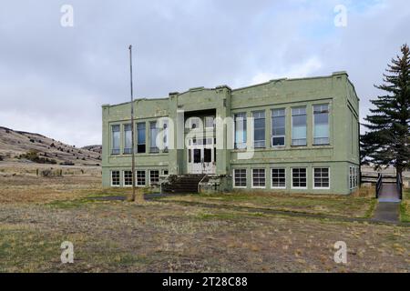 Antelope, OR, USA – 11. Oktober 2023; ehemaliges Schulgebäude in Antelope Oregon in der Gemeinde Wasco County Stockfoto