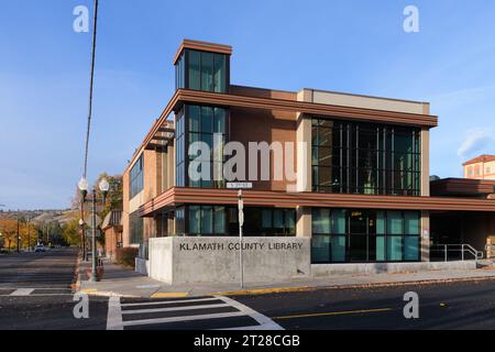 Klamath Falls, OR, USA - 15. Oktober 2023; Klamath County Bibliotheksgebäude mit Schild in Klamath Falls Oregon Stockfoto