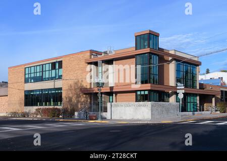 Klamath Falls, OR, USA - 15. Oktober 2023; Klamath County Bibliotheksgebäude in der Innenstadt von Klamath Falls, Oregon Stockfoto