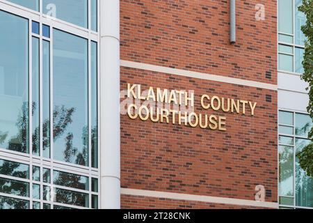 Klamath Falls, OR, USA - 15. Oktober 2023; Melden Sie sich am Klamath County Courthouse in Klamath Falls Oregon an Stockfoto