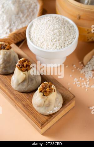 Shaomai, gedämpftes Dumpling mit dem Teig, der oben gesammelt wurde, chinesisches Brötchen, bao Zi, gedämpftes siew mai Stockfoto