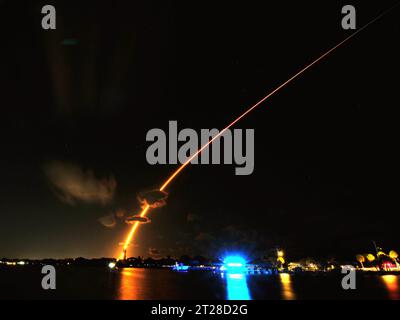 Cape Canaveral Space Force Station, Brevard County Florida. USA. Oktober 2023. Um 20:39 Uhr MEZ startete die SpaceX 22 Starlink-Satelliten vom Space Launch Complex 40 (SLC-40) in eine niedererdige Umlaufbahn. Dies ist der 16. Flug für den ersten Schritt, der diese Mission unterstützt, die auf dem Drohnenschiff landet und geborgen wurde. Quelle: Julian Leek/Alamy Live News Stockfoto