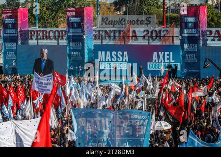 Sergio Massa begrüßt seine Anhänger während der Schlusskampagne im Club Arsenal de Sarandí Stadion. Quelle: SOPA Images Limited/Alamy Live News Stockfoto