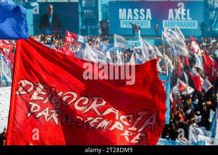 Sergio Massa begrüßt seine Anhänger während der Schlusskampagne im Club Arsenal de Sarandí Stadion. Quelle: SOPA Images Limited/Alamy Live News Stockfoto