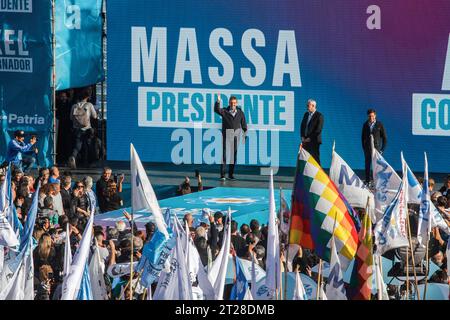 Sergio Massa begrüßt seine Anhänger während der Schlusskampagne im Club Arsenal de Sarandí Stadion. Quelle: SOPA Images Limited/Alamy Live News Stockfoto