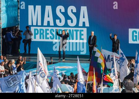 Sergio Massa begrüßt seine Anhänger während der Schlusskampagne im Club Arsenal de Sarandí Stadion. (Foto: Cristobal Basaure Araya/SOPA Images/SIPA USA) Credit: SIPA USA/Alamy Live News Stockfoto