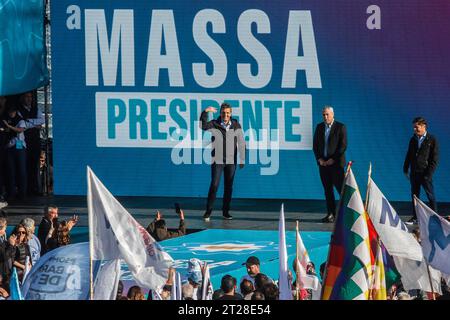 Sergio Massa begrüßt seine Anhänger während der Schlusskampagne im Club Arsenal de Sarandí Stadion. (Foto: Cristobal Basaure Araya/SOPA Images/SIPA USA) Credit: SIPA USA/Alamy Live News Stockfoto