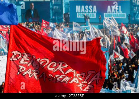 Sergio Massa begrüßt seine Anhänger während der Schlusskampagne im Club Arsenal de Sarandí Stadion. (Foto: Cristobal Basaure Araya/SOPA Images/SIPA USA) Credit: SIPA USA/Alamy Live News Stockfoto