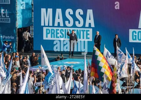 Sergio Massa begrüßt seine Anhänger während der Schlusskampagne im Club Arsenal de Sarandí Stadion. (Foto: Cristobal Basaure Araya/SOPA Images/SIPA USA) Credit: SIPA USA/Alamy Live News Stockfoto