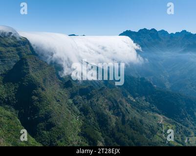 Naturlandschaft der Insel Madeira. Serra d'Agua Tal und Dorf mit wunderschönen Bergen Felsen und Terrassen. Stockfoto