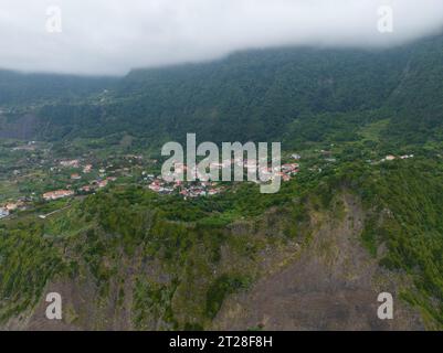 Aus der Vogelperspektive des Dorfes „Arco de Sao Jorge“ in Santana, Insel Madeira, Portugal. Stockfoto