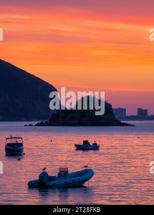 Der Sonnenaufgang über dem Atlantik im Naturpark Arrabida, Sesimbra, Lissabon Stockfoto