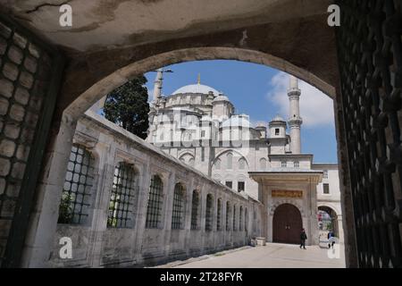 Türkei istanbul 12. januar 2023. Die Fatih-Moschee und das Tor. Stockfoto