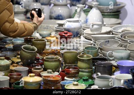 Die 15. China Yunnan Pu'er Tea International Expo Fair zieht Besucher in Kunming, südwestchinesische Provinz Yunnan, 14. Oktober 2023 an. Stockfoto