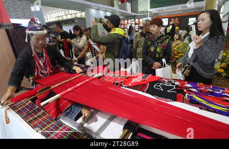 Die 15. China Yunnan Pu'er Tea International Expo Fair zieht Besucher in Kunming, südwestchinesische Provinz Yunnan, 14. Oktober 2023 an. Stockfoto