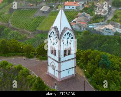 Luftaufnahme der Kirche Capelinha de Nossa Senhora de Fatima in Sao Vincente Madeira, Portugal. Stockfoto