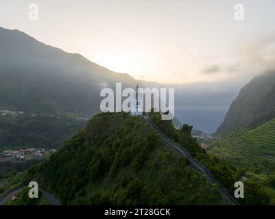 Luftaufnahme der Kirche Capelinha de Nossa Senhora de Fatima in Sao Vincente Madeira, Portugal. Stockfoto