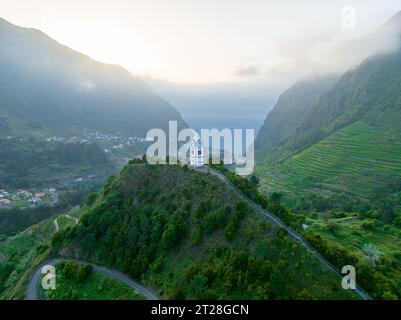 Luftaufnahme der Kirche Capelinha de Nossa Senhora de Fatima in Sao Vincente Madeira, Portugal. Stockfoto