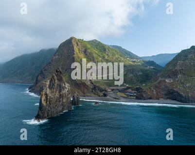 Luftaufnahme von Miradouro Ilheus da Ribeira da Janela. Felsformationen über dem Meer, Insel Madeira - Portugal. Stockfoto