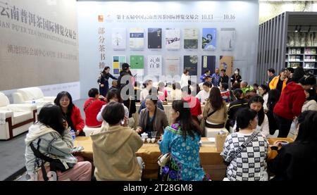 Die 15. China Yunnan Pu'er Tea International Expo Fair zieht Besucher in Kunming, südwestchinesische Provinz Yunnan, 14. Oktober 2023 an. Stockfoto
