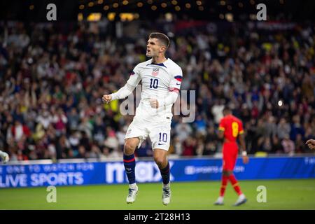 Nashville, Tennessee, USA. Oktober 2023. Mittelfeldspieler Christian Pulisic (10) feiert das Tor in der 19. Minute eines Freundschaftsspiels gegen Ghana im GEODIS Park. Die USA besiegen Ghana mit 4:0. (Kindell Buchanan/Alamy Live News) Stockfoto