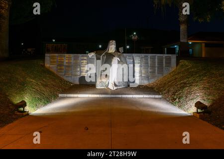 Denkmal für madeirische Kämpfer in Übersee bei Nacht in Funchal, Madeira, Portugal. Stockfoto