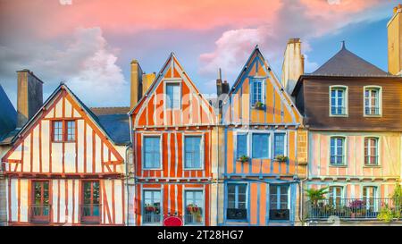 Vannes, wunderschöne Stadt in der Bretagne, alte Fachwerkhäuser, farbenfrohe Fassaden im historischen Zentrum, bei Sonnenuntergang Stockfoto