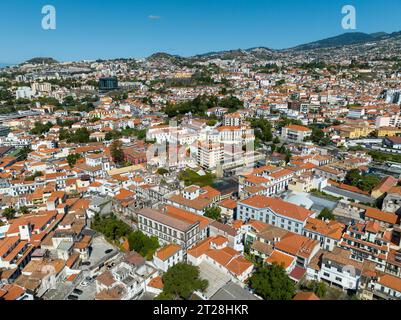 Luftpanorama der Stadt Funchal auf der Insel Madeira in Portugal. Stockfoto