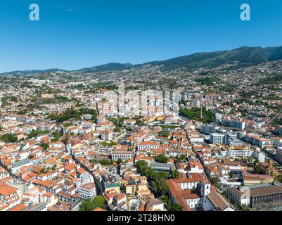 Luftpanorama der Stadt Funchal auf der Insel Madeira in Portugal. Stockfoto