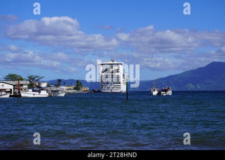 Große Kreuzfahrtschiffe im Hafen von Alotau Stockfoto
