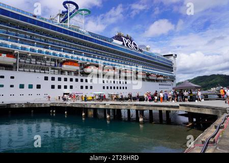 Passagiere, die ein Kreuzfahrtschiff in Rabaul verlassen Stockfoto