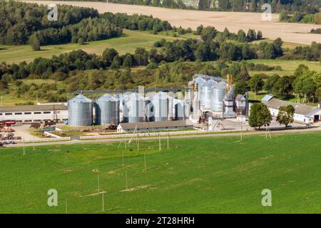 Panoramablick aus der Luft auf den Agro-industriellen Komplex mit Silos und Getreidetrocknungslinie Stockfoto