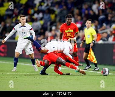 17. Oktober 2023: Der ghanaische Verteidiger Kingsley Schindler (3) und der US-Mittelfeldspieler Weston McKennie (8) verwickeln sich während eines Fußballspiels zwischen der US-Nationalmannschaft der Männer und Ghana am 17. Oktober 2023 in Nashville. (Kreditbild: © Scott Coleman/ZUMA Press Wire) NUR REDAKTIONELLE VERWENDUNG! Nicht für kommerzielle ZWECKE! Stockfoto