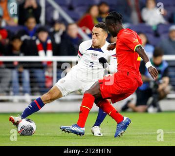 17. Oktober 2023: Der US-Verteidiger SergiÃ±o Dest (2) spielt gegen den ghanaischen Verteidiger Alidu Seidu (2) während eines Fußballspiels zwischen der US-Nationalmannschaft der Männer und Ghana am 17. Oktober 2023 in Nashville. (Kreditbild: © Scott Coleman/ZUMA Press Wire) NUR REDAKTIONELLE VERWENDUNG! Nicht für kommerzielle ZWECKE! Stockfoto