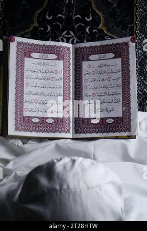 Kleines Mädchen, das den Koran liest Stockfoto