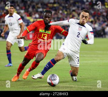 17. Oktober 2023: Der US-Verteidiger SergiÃ±o Dest (2) spielt am 17. Oktober 2023 in Nashville gegen den Ghana-Stürmer Joseph Paintsil (13). (Kreditbild: © Scott Coleman/ZUMA Press Wire) NUR REDAKTIONELLE VERWENDUNG! Nicht für kommerzielle ZWECKE! Stockfoto