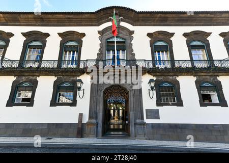 Wunderschöner Blick auf das Rathaus von Funchal auf dem stadtplatz Praca do Municipio in Funchal, Madeira. Stockfoto