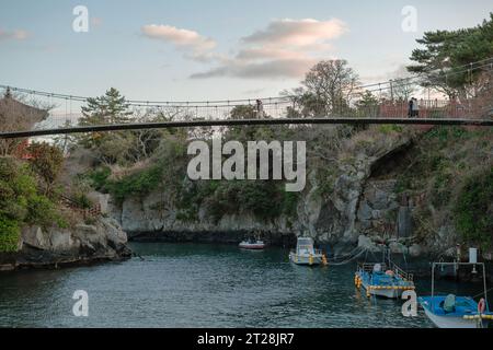 Yongyeon Cloud Bridge und Meer auf der Insel Jeju, Korea Stockfoto