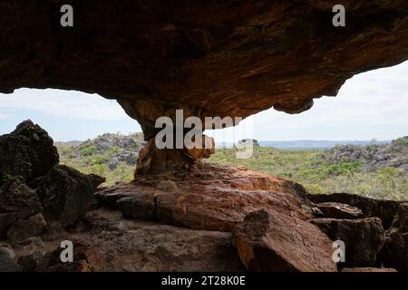 Blick von den Stadtmauern mit Felskunst der Aborigines im chillagoe - mungana Caves National Park, chillagoe, queensland, australien Stockfoto