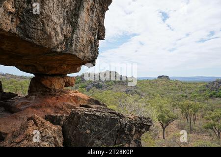 Blick von den Stadtmauern mit Felskunst der Aborigines im chillagoe - mungana Caves National Park, chillagoe, queensland, australien Stockfoto