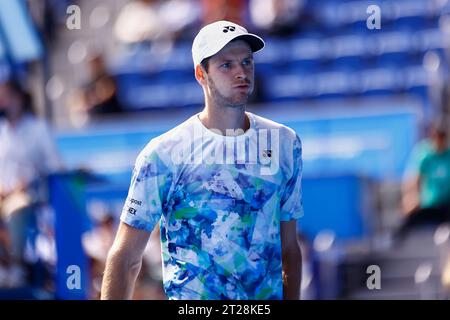 Tokio, Japan. Oktober 2023. Hubert HURKACZ (POL) trifft am dritten Tag der Kinoshita Group Japan Open Tennis Championships 2023 im Ariake Coliseum eine Reverse gegen Zhizhen ZHANG (CHN). Dies ist das am längsten laufende ATP Tour-Turnier in Asien, das erstmals 1972 ausgetragen wurde. Das Turnier findet vom 16. Bis 22. Oktober statt. (Kreditbild: © Rodrigo Reyes Marin/ZUMA Press Wire) NUR REDAKTIONELLE VERWENDUNG! Nicht für kommerzielle ZWECKE! Stockfoto