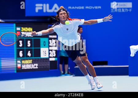 Tokio, Japan. Oktober 2023. Zhizhen ZHANG (CHN) trifft am dritten Tag der Kinoshita Group Japan Open Tennis Championships 2023 im Ariake Coliseum eine Reverse gegen Hubert HURKACZ (POL). Dies ist das am längsten laufende ATP Tour-Turnier in Asien, das erstmals 1972 ausgetragen wurde. Das Turnier findet vom 16. Bis 22. Oktober statt. (Kreditbild: © Rodrigo Reyes Marin/ZUMA Press Wire) NUR REDAKTIONELLE VERWENDUNG! Nicht für kommerzielle ZWECKE! Stockfoto