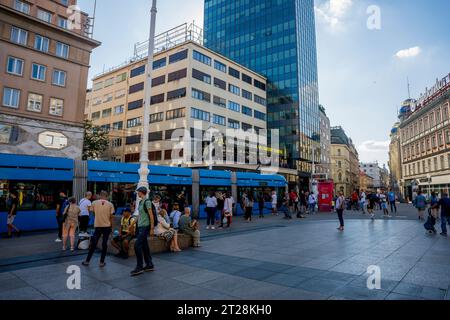 Eine Straßenszene mit Menschen an einer Straßenbahnhaltestelle in der Innenstadt von Zagreb, Kroatien. Stockfoto